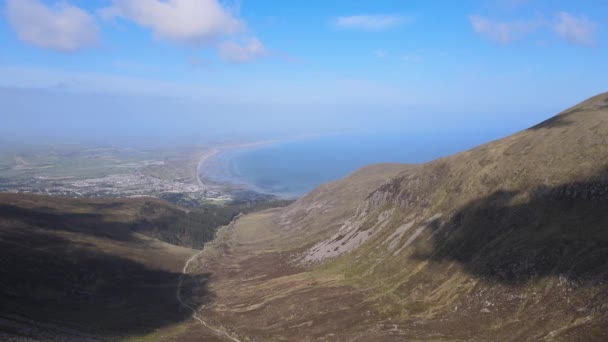 北アイルランドのダウン県ニューカッスルにあるスリーブ コメガー山脈の空中撮影 — ストック動画