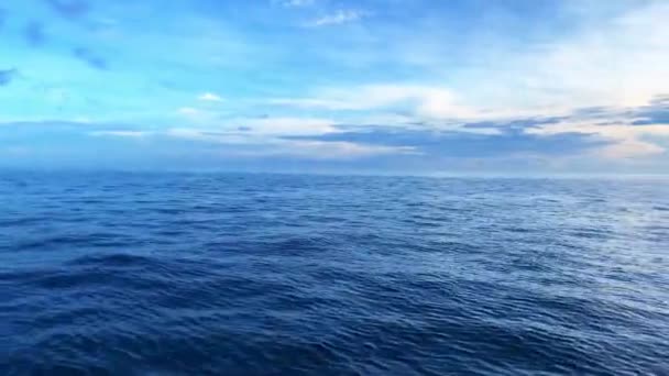 Μια Όμορφη Θέα Μια Ήρεμη Θάλασσα Φόντο Ένα Μπλε Συννεφιασμένο — Αρχείο Βίντεο