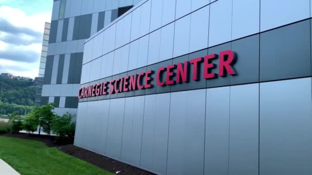 美国宾夕法尼亚州匹兹堡卡内基科学中心儿童博物馆大楼 — 图库视频影像