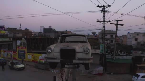 巴基斯坦拉瓦尔品第一座柱子上的旧汽车地标 — 图库视频影像