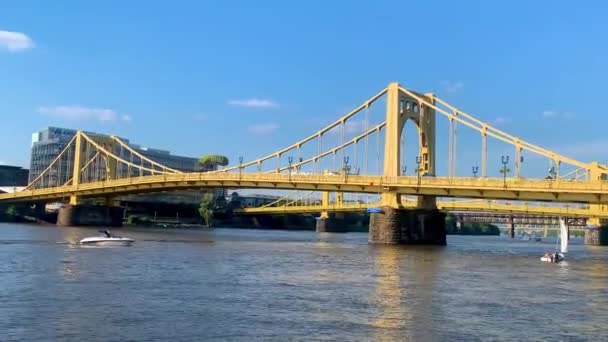 Blue Sky Andy Warhol Bridge Seen Allegheny River Waterfront Pittsburgh — Stock video