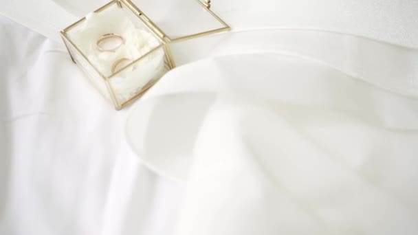 Closeup Engagement Rings Glass Box White Linen — Stock videók