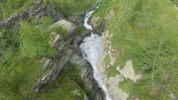 Drone Shot Beautiful Waterfall Flowing Green Rocky Mountains — Vídeo de Stock