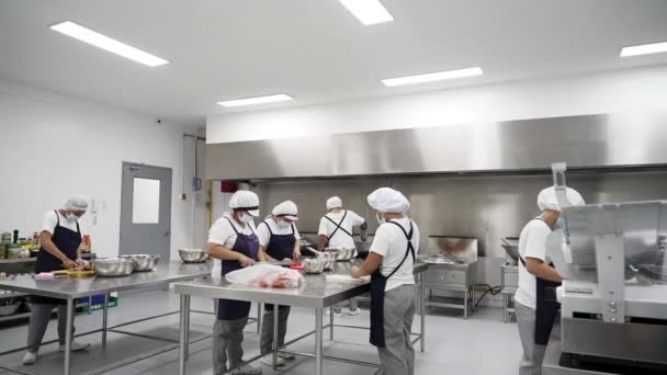 Personal Chefs Masks Preparing Meals Restaurant Kitchen — Vídeo de Stock