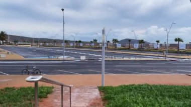Covid-19 salgını sırasında boş bir otopark.