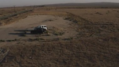 Mercedes G arabalarının hava görüntüsü Palmdale, California, ABD 'de park edilmiş.