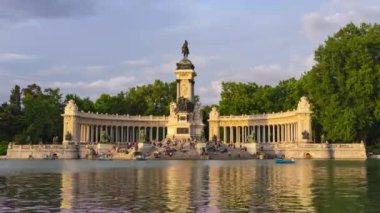 A timelapse of the Alfonso XII Monument and Lake in Parque del Retiro