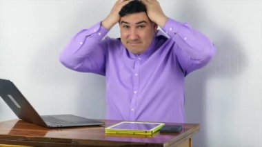 Laptopta eylem yapan bir adam. Selamlama, duygu ve video görüşmeleri yapıyor.