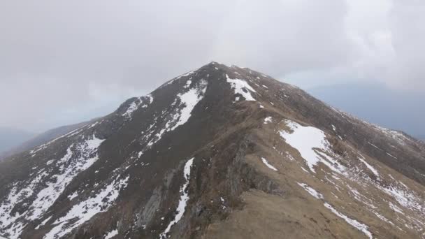 Top View Hiker Top Snow Covered Mountain Foggy Clouds — Video Stock