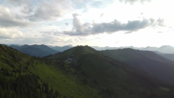 Las Hermosas Imágenes Aéreas Drones Verdes Montañas Cielo Nublado Alpes — Vídeos de Stock