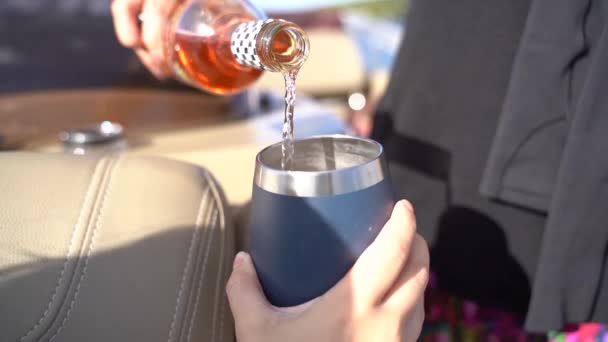 一个人夏天在船上往杯子里倒玫瑰酒的特写镜头 — 图库视频影像