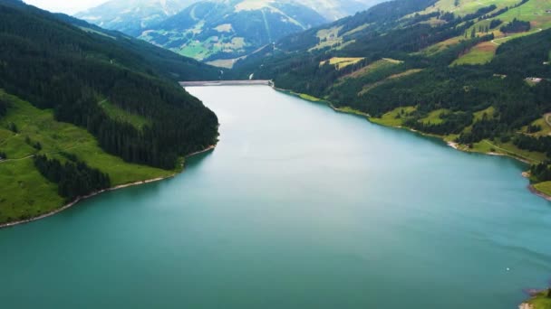 オーストリアの緑豊かな山間部を流れる川 — ストック動画