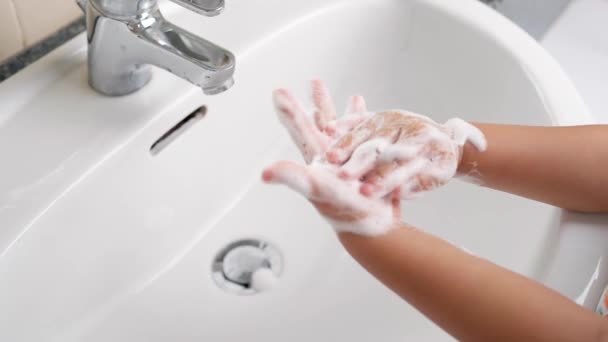 Seorang Gadis Mencuci Tangannya Dengan Sabun — Stok Video