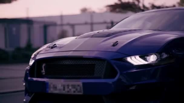 Almanya Ford Mustang Kullanan Bir Erkek — Stok video