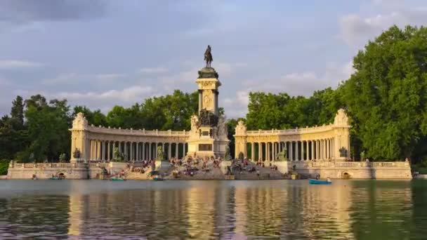 アルフォンソ12世記念碑とレティロ公園の湖のタイムラプス — ストック動画