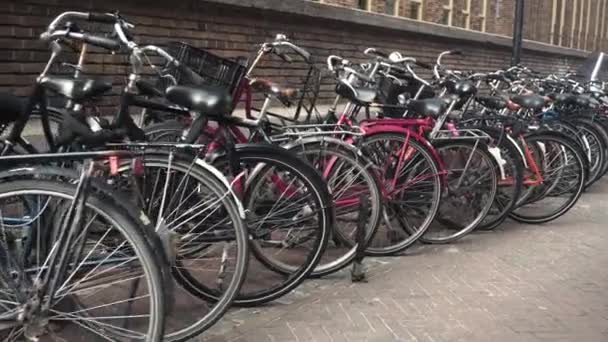 Μια Σειρά Από Ποδήλατα Κοντά Στον Κεντρικό Σταθμό Eindhoven Στην — Αρχείο Βίντεο