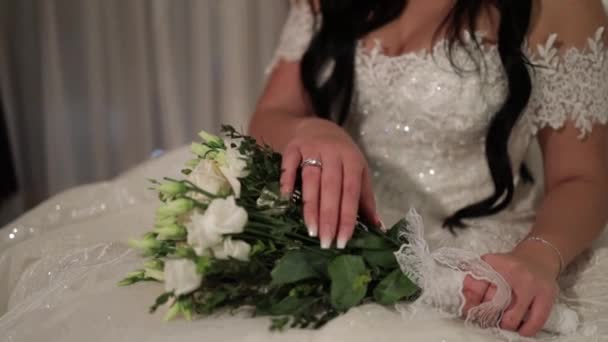 白い花で結婚式の花束を持っている花嫁のクローズアップ映像 — ストック動画