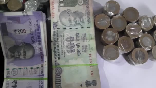 Μια Κορυφαία Άποψη Του Ινδικού Νομίσματος Νέα Και Παλιά Χαρτονομίσματα — Αρχείο Βίντεο