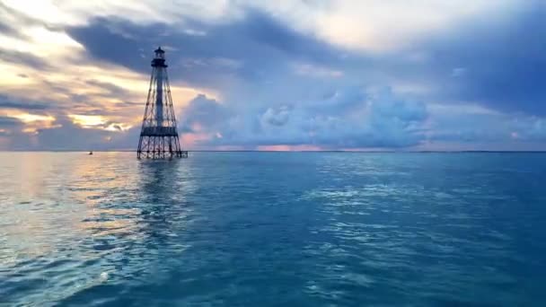 Гарний Вид Тихе Море Синім Хмарним Фоном Неба — стокове відео