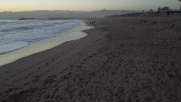 Συναρπαστική Θέα Drone Της Θάλασσας Αμμώδη Παραλία Άνθρωποι Περπατούν Κατά — Αρχείο Βίντεο