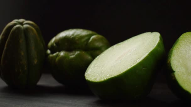 黒の木製のテーブルの上に新鮮な緑の伝統的なラテンフルーツのクローズアップショット — ストック動画