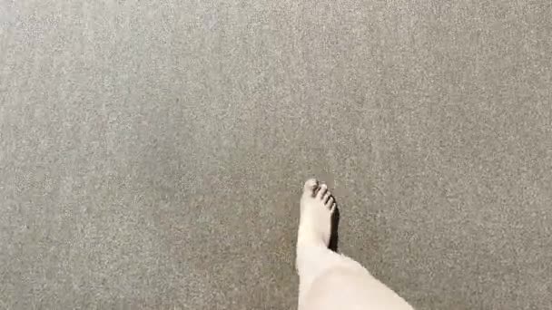 Ноги Ходят Песчаному Пляжу Волны Касаются Ног Лиц — стоковое видео