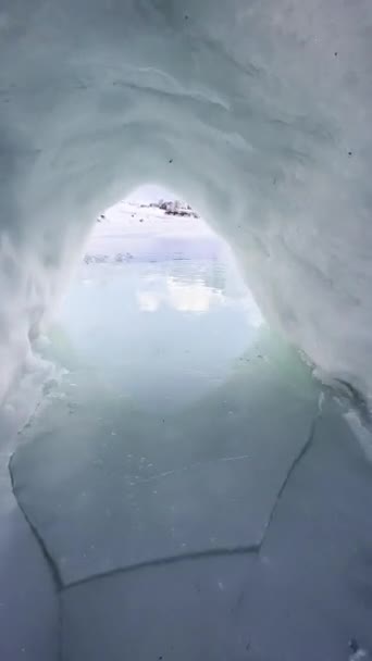 法国Tignes湖冬季美丽的镜头 从冻结的隧道观看 — 图库视频影像