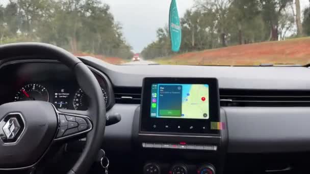 使用Gps导航的汽车在路上行驶 — 图库视频影像