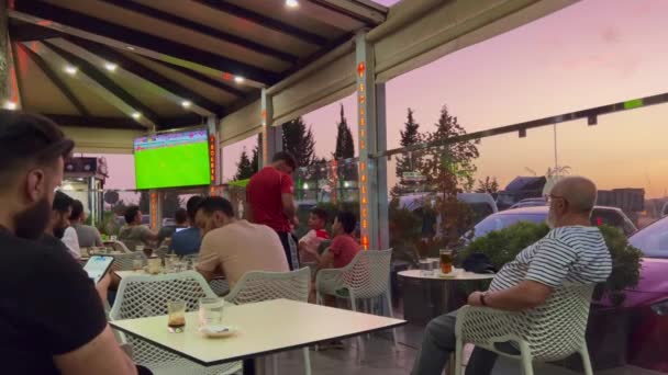 Μαροκινοί Που Παρακολουθούν Ποδοσφαιρικό Αγώνα Στη Βεράντα Καφετέριας — Αρχείο Βίντεο
