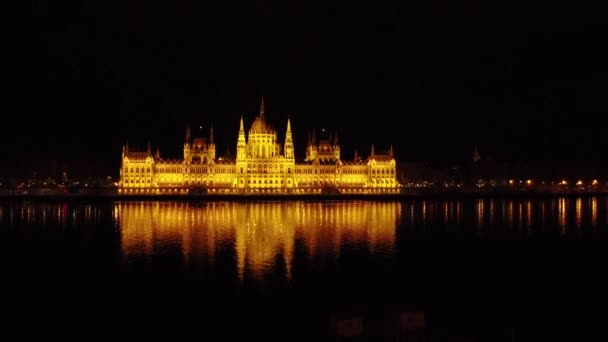 Живописный Вид Здание Венгерского Парламента Отражается Воде Ночью — стоковое видео