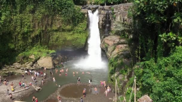 Una Hermosa Vista Una Cascada Con Gente — Vídeos de Stock