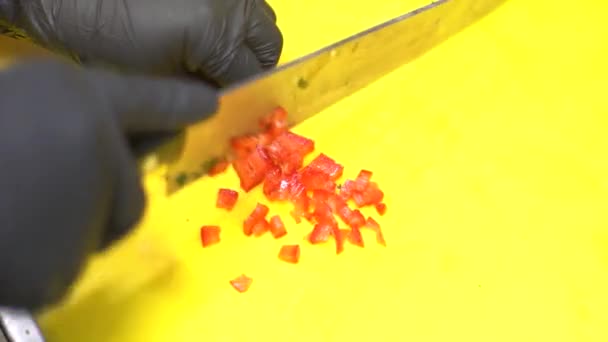 Closeup Shot Man Hands Black Gloves Cutting Tomato Small Pieces — Vídeo de Stock