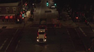 Naperville, Illinois, ABD 'de gece vakti rastgele bir caddenin hava görüntüsü