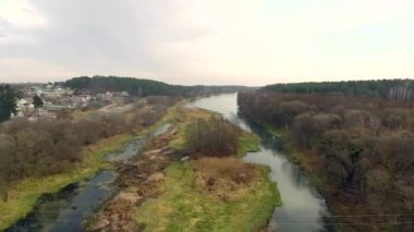 Bu video Ukrayna 'nın Zhytomyr şehrinde çekildi. Teteriv nehrinin kasabayı ve ormanı ayıran doğal bir bariyer görevi görmesi çok güzel..