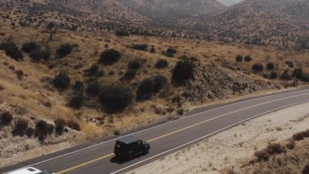 Une Vue Aérienne Des Wagons Mercedes Traversant Palmdale Californie États — Video