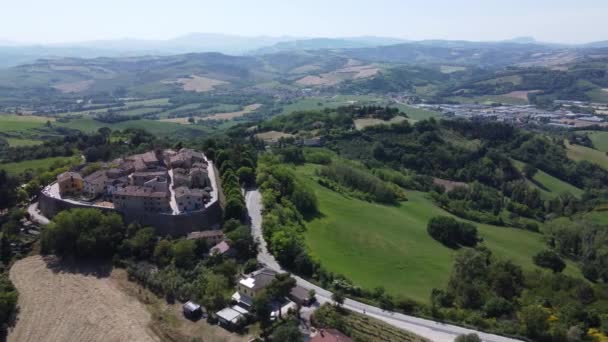 Drone Footage Small Village Surrounded Green Vegetation Montefabbri Italy — Stockvideo