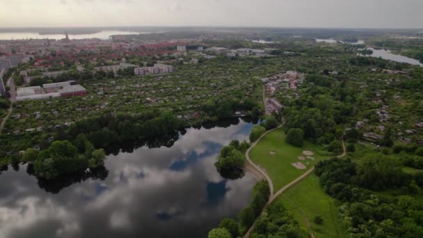 Eine Drohne Fliegt Über Einen See Gebäude Bäume Wiese Park — Stockvideo