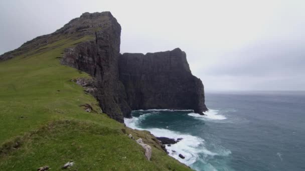 Scenic Footage Body Water Waves Hitting Rocky Shore Faroe Islands — Vídeos de Stock