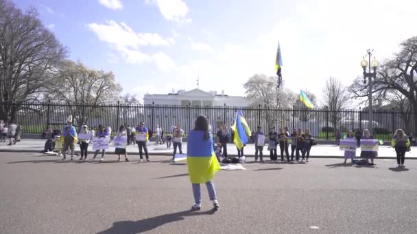 一个4K的亲乌克兰抗议者聚集在白宫外的视频 — 图库视频影像