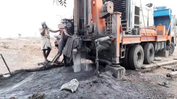 Een Boormachine Die Een Gat Grond Graaft Voor Water Borewell — Stockvideo