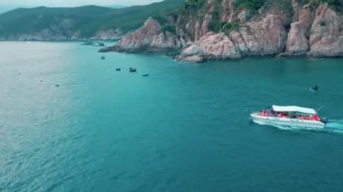 Vinh Hy Bay, Vietnam 'da güzel bir günbatımında tekne gezisinin hava görüntüleri.