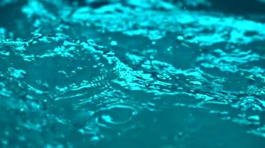 Yavaş çekim mavi su sıçrama atışı 1000fps