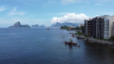 Niteroi, Rio de Janeiro, Brezilya 'daki plajdaki çağdaş sanat müzesinin hava görüntüsü