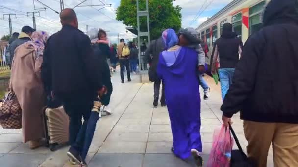 Μαροκινοί Πηγαίνουν Προς Την Έξοδο Του Σιδηροδρομικού Σταθμού Στο Φεζ — Αρχείο Βίντεο
