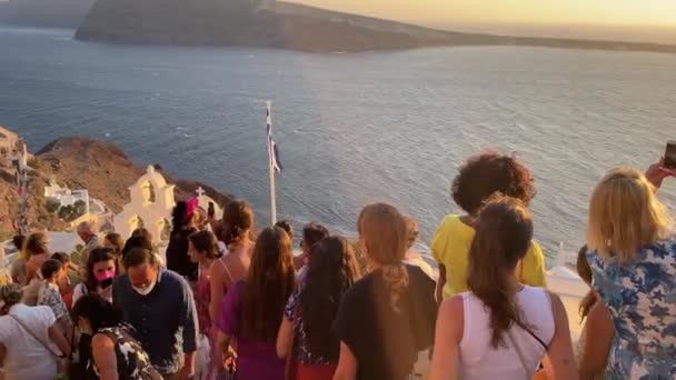 Beautiful Shot Tourists Santorini Summer Watching Sunset Sea Greece — 비디오