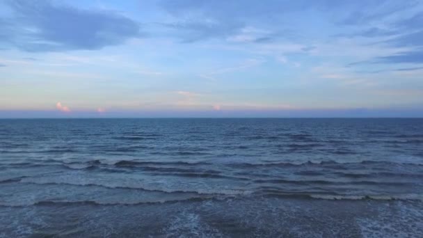 Vzdušný Výhled Krásné Moře Při Západu Slunce — Stock video