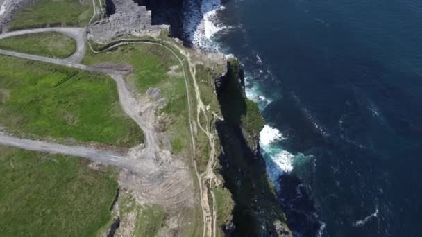 Letecký Pohled Krásné Útesy Skály Modrým Atlantským Oceánem Moher Irsko — Stock video