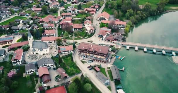 ドイツのゼーブルックにある青い湖に囲まれた住宅のある町の4K空撮 — ストック動画