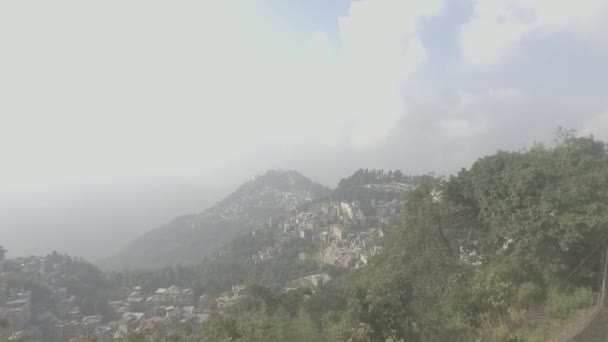 曇り空の日に山の中の家の空中風景 — ストック動画