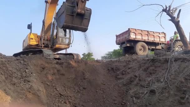 Une Excavatrice Machine Poclain Charge Sol Moorum Dans Tracteur Terrain — Video